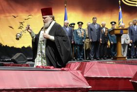 Священнослужитель проводит обряд освящения