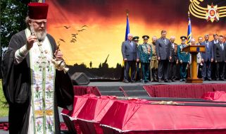 Священнослужитель проводит обряд освящения