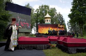 Священнослужитель проводит обряд освящения