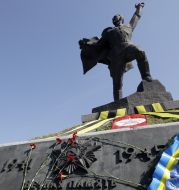 The memorial "Attacking soldiers"