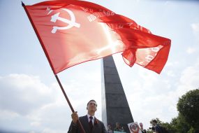 Member of the ceremony of laying flowers
