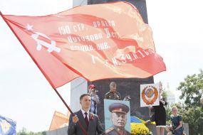 Member of the ceremony of laying flowers
