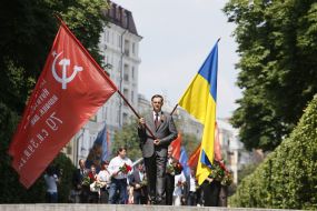 Member of the ceremony of laying flowers
