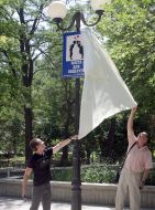 Открытие дорожного знака "Место для поцелуев"