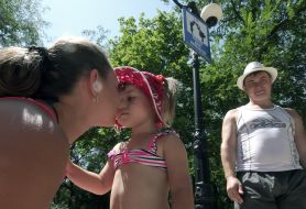 Семья возле дорожного знака  "Место для поцелуев"