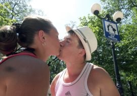 Молодые люди целуются