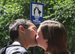 Молодые люди целуются