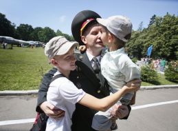 Офіцер цілує своїх синів