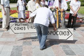 Participant of the meeting sets symbolic signposts