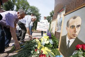 Participants of the meeting lay flowers