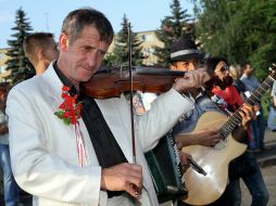 Чоловік грає на скрипці