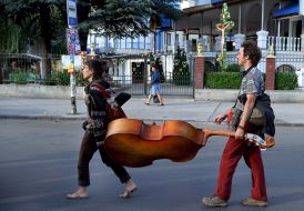 Музиканти несуть контрабас