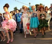 Учасниці параду наречених