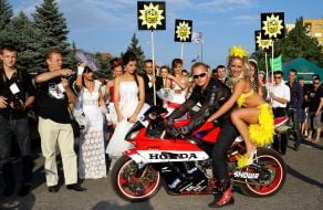 Учасниці параду наречених