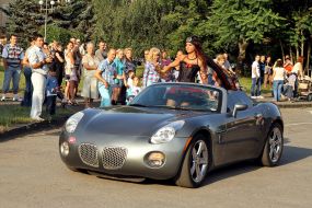 Учасниця параду наречених в автомобілі