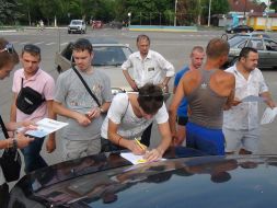 Жители Новоазовска собирают подписи