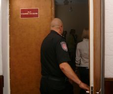 Вход в зал судебных заседаний