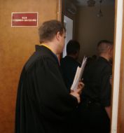 Вход в зал судебных заседаний