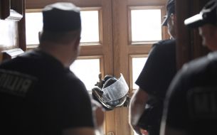 Soldiers of special police "Berkut" blocked the entrance to the building KSCA