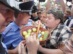 Clashes between police and picketers