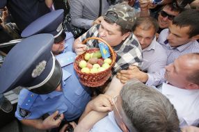 Clashes between police and picketers