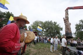 Pagans establish a statue of Perun