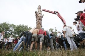 Pagans establish a statue of Perun