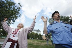 Pagans establish a statue of Perun