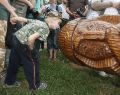 Pagans establish a statue of Perun