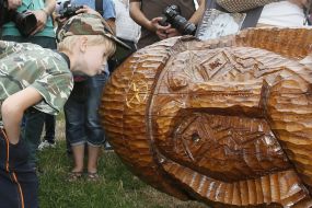 Pagans establish a statue of Perun