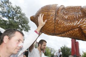 Pagans establish a statue of Perun