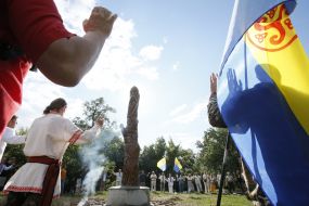 Pagans establish a statue of Perun