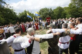 Pagans establish a statue of Perun