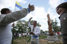 Pagans establish a statue of Perun