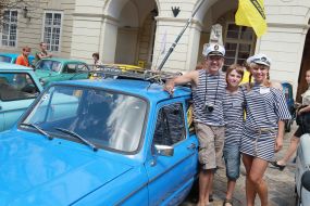 Люди фотографуються біля автомобіля "Запорожець"