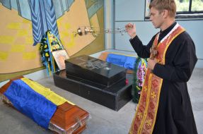 Священнослужитель проводит обряд освящения