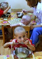 Девочка кушает