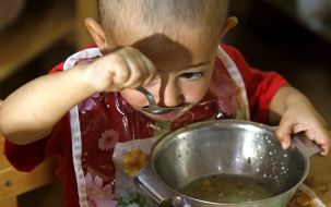 Девочка кушает