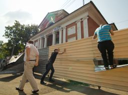 Участники акции протеста сносят забор