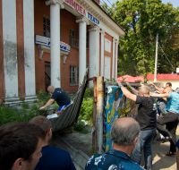 Участники акции протеста сносят забор