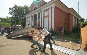 Участники акции протеста сносят забор