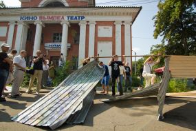 Участники акции протеста сносят забор