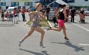 Участники "Забега на шпильках"