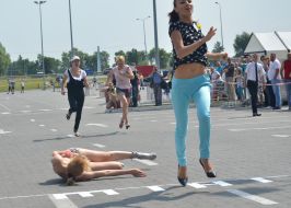 Участники "Забега на шпильках"