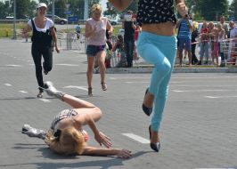 Участники "Забега на шпильках"