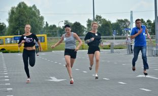 Участники "Забега на шпильках"