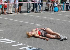 Участница "Забега на шпильках"