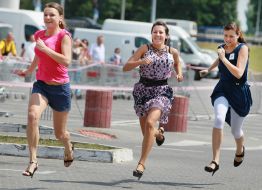 Участники "Забега на шпильках"