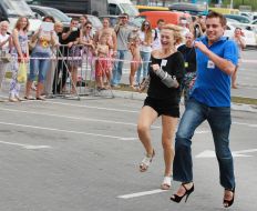 Участники "Забега на шпильках"