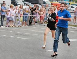 Участники "Забега на шпильках"